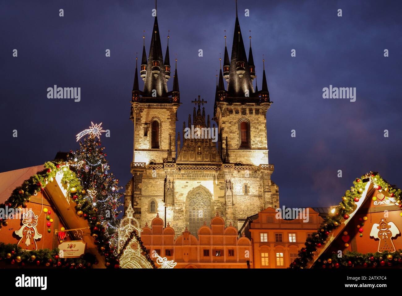Torri della Chiesa di Nostra Signora in una chiara serata di dicembre nel centro storico di Praga, Repubblica Ceca Foto Stock