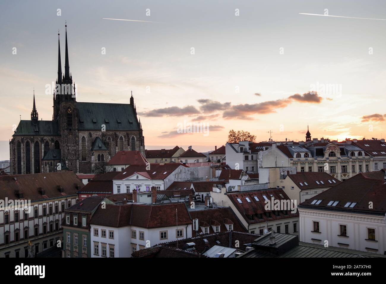 Vista del tramonto dietro la cattedrale di San Pietro e Paolo dalla cima della torre del vecchio municipio (Brno, Repubblica Ceca) Foto Stock