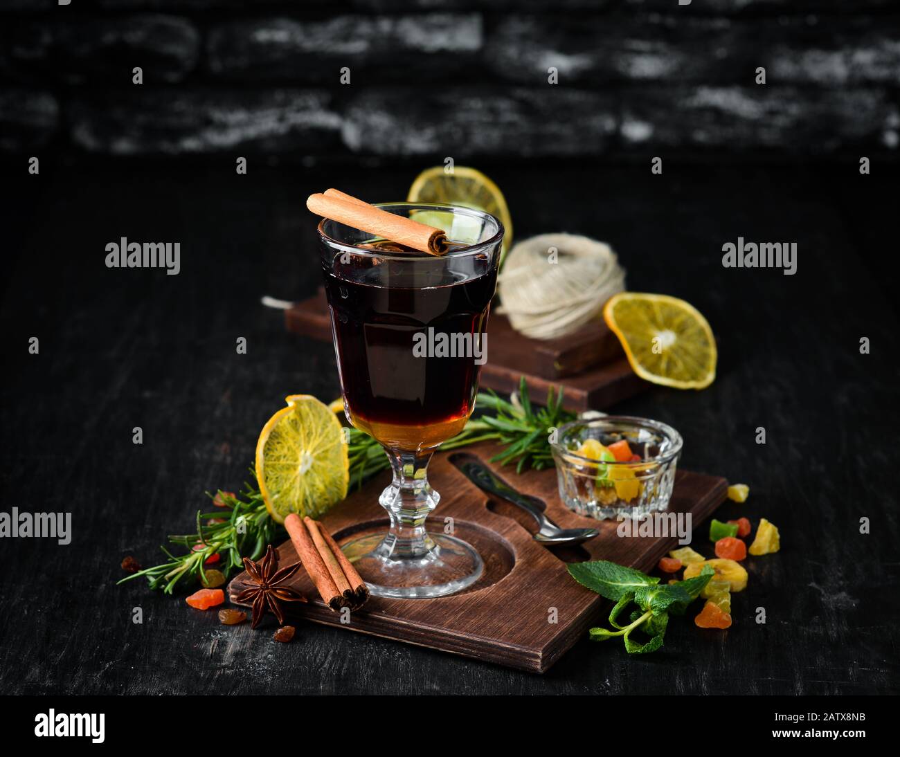 Cocktail di vino caldo invernale. Su uno sfondo di legno. Vista dall'alto. Spazio libero di copia. Foto Stock