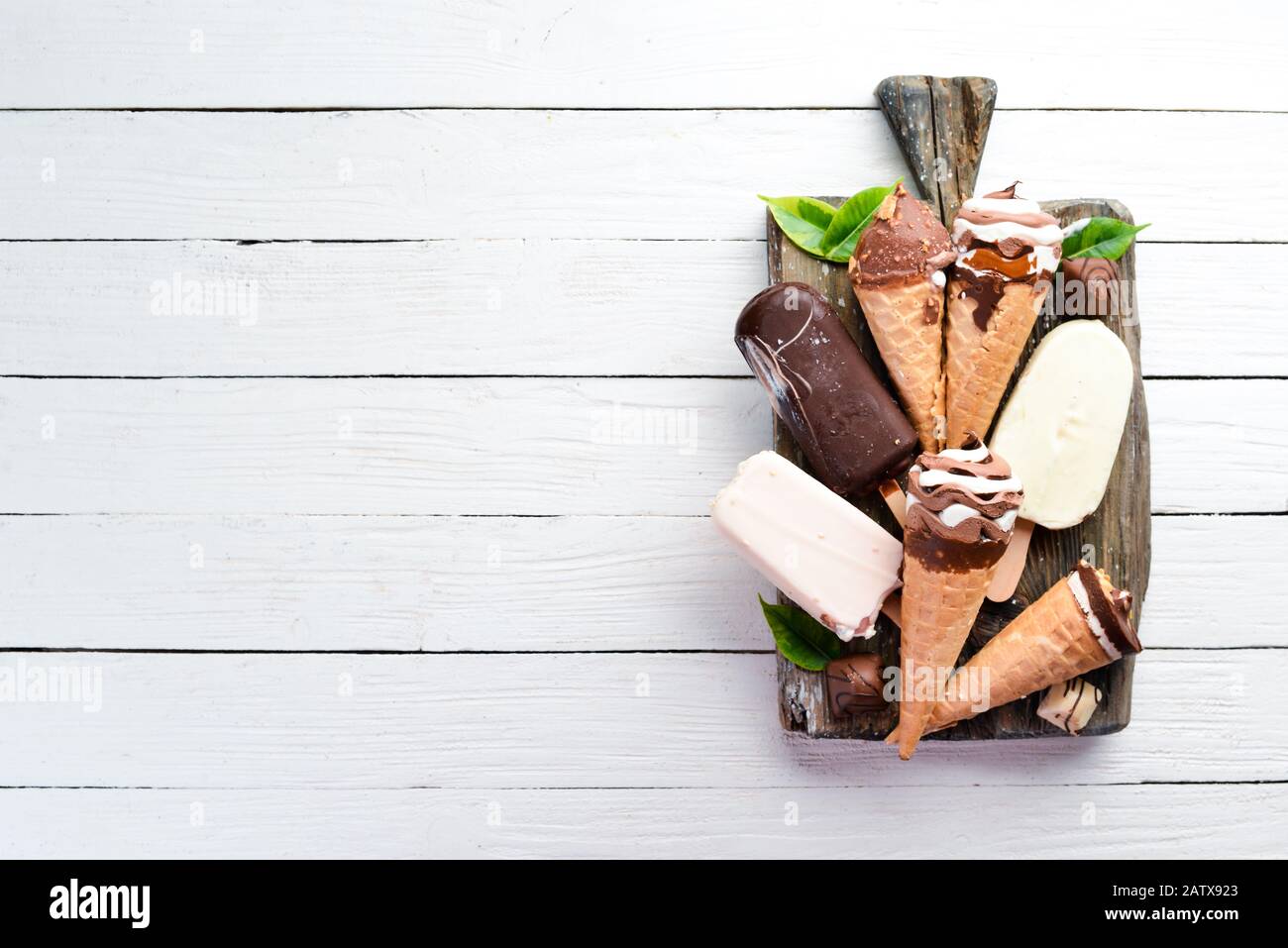 Gelato. Ampia selezione di gelati su sfondo bianco. Vista dall'alto. Spazio libero di copia. Foto Stock