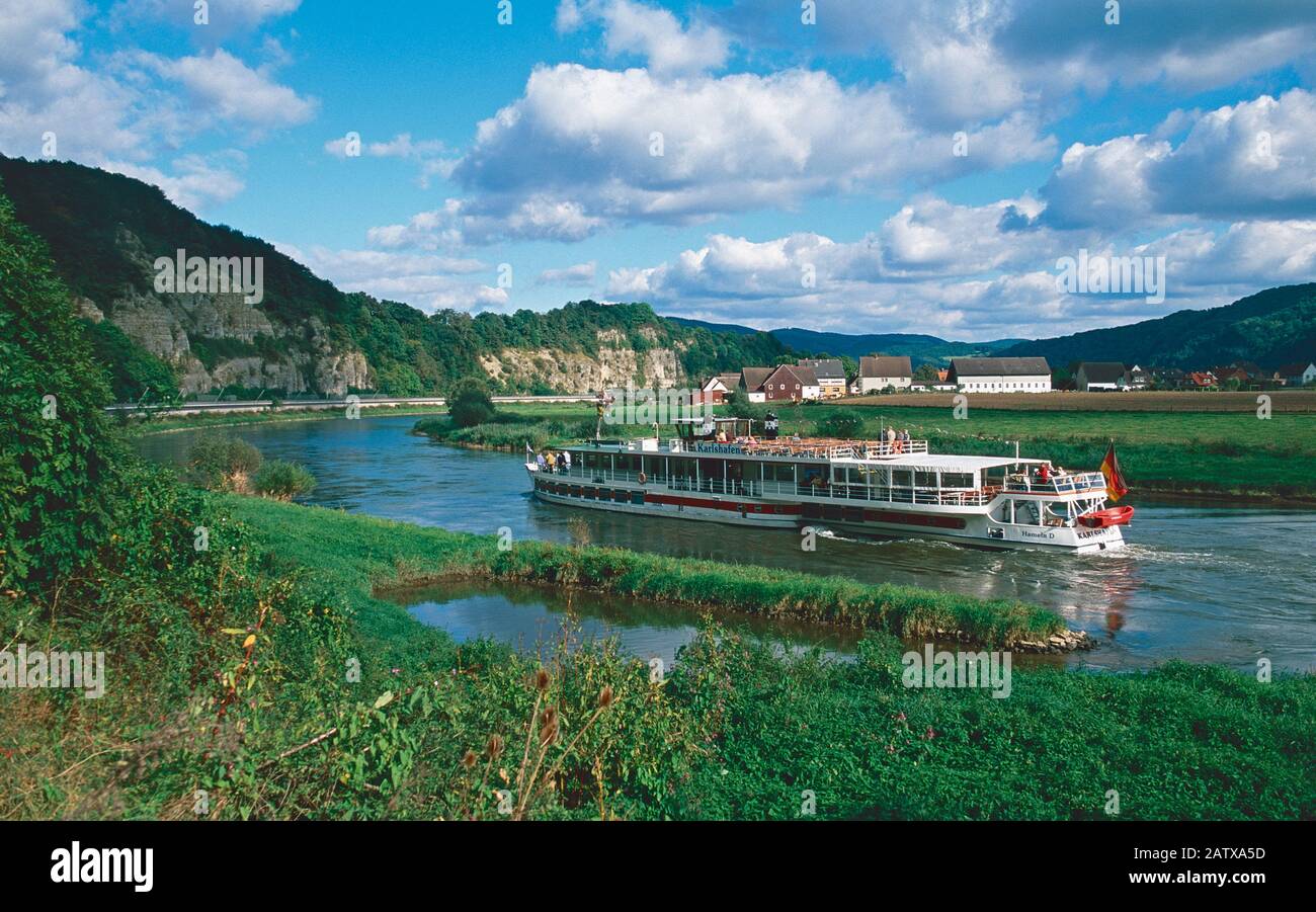 Escursione in barca sul fiume Weser, sulle colline Weser, bassa Sassonia, Germania Foto Stock