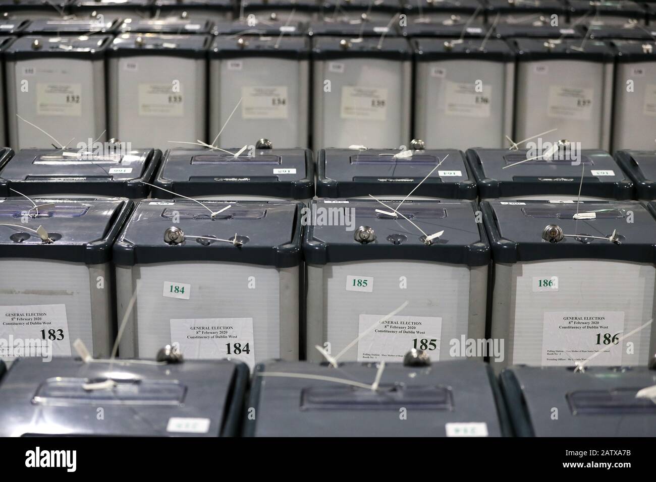 Le urne in un magazzino di Dublino, mentre la preparazione continua per la consegna ai seggi elettorali, mentre il paese è destinato a recarsi alle urne sabato per votare nelle Elezioni generali. Foto Stock