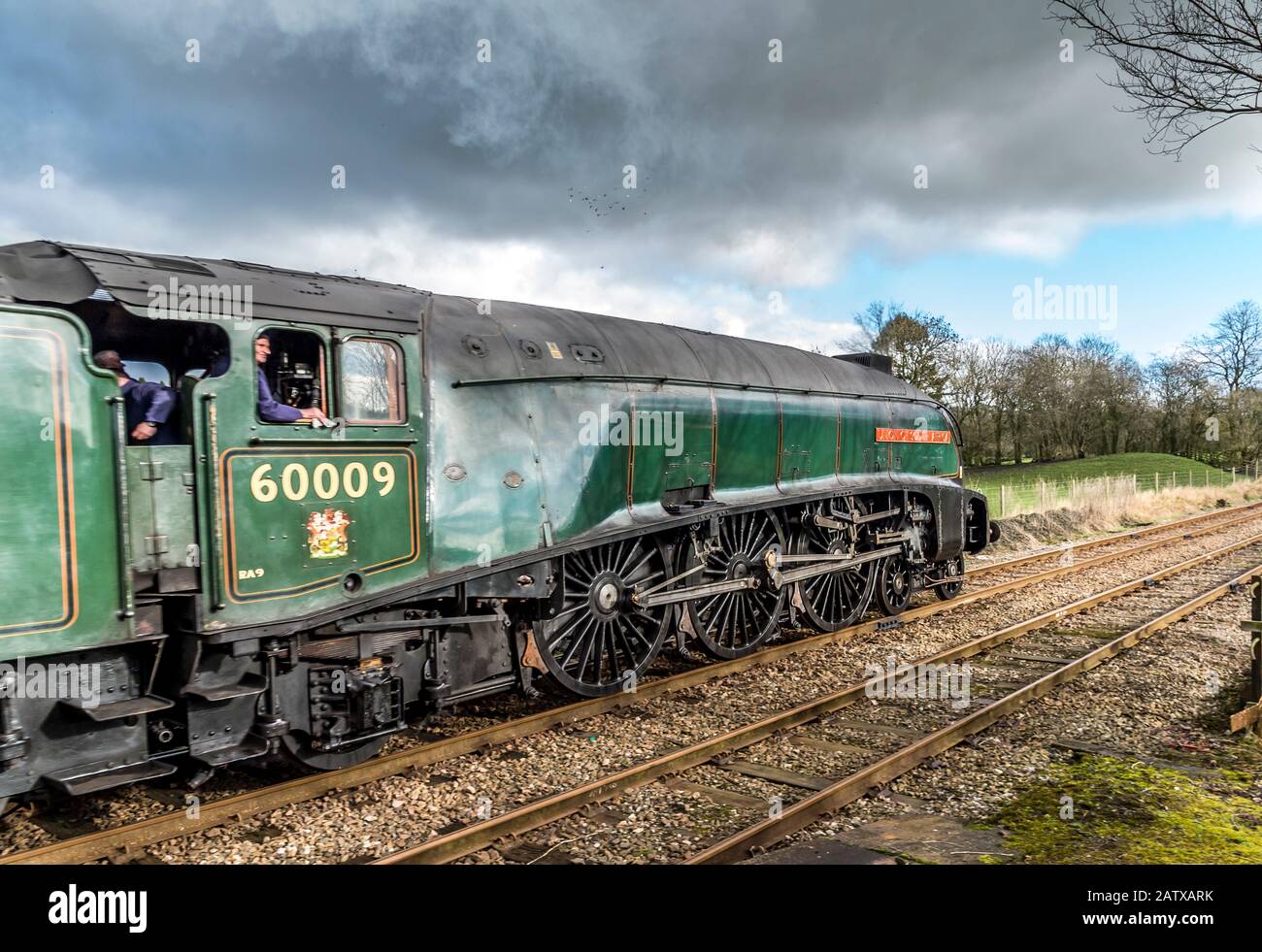 Il famoso treno a vapore LMS Class A4 4-6-2 60009 Union of South Africa viaggia a velocità attraverso High Bentham nel North Yorkshire Foto Stock