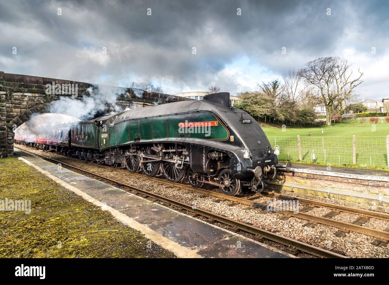 Il famoso treno a vapore LMS Class A4 4-6-2 60009 Union of South Africa viaggia a velocità attraverso High Bentham nel North Yorkshire Foto Stock