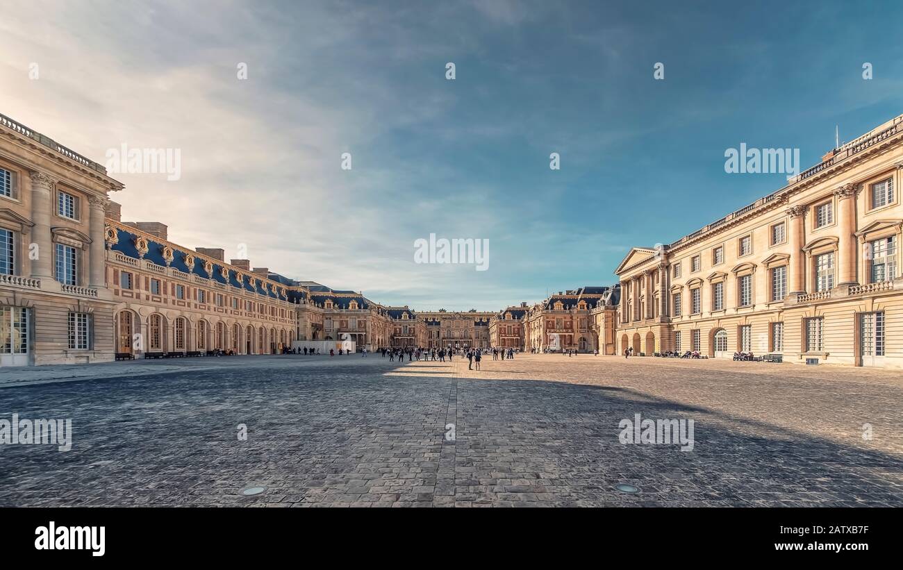 Ingresso del Palazzo di Versailles di giorno Foto Stock