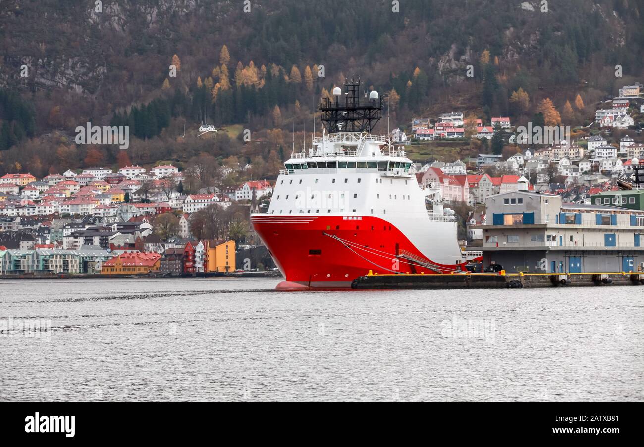 Offshore Supply Ship è ormeggiata nel porto di Bergen, Norvegia Foto Stock