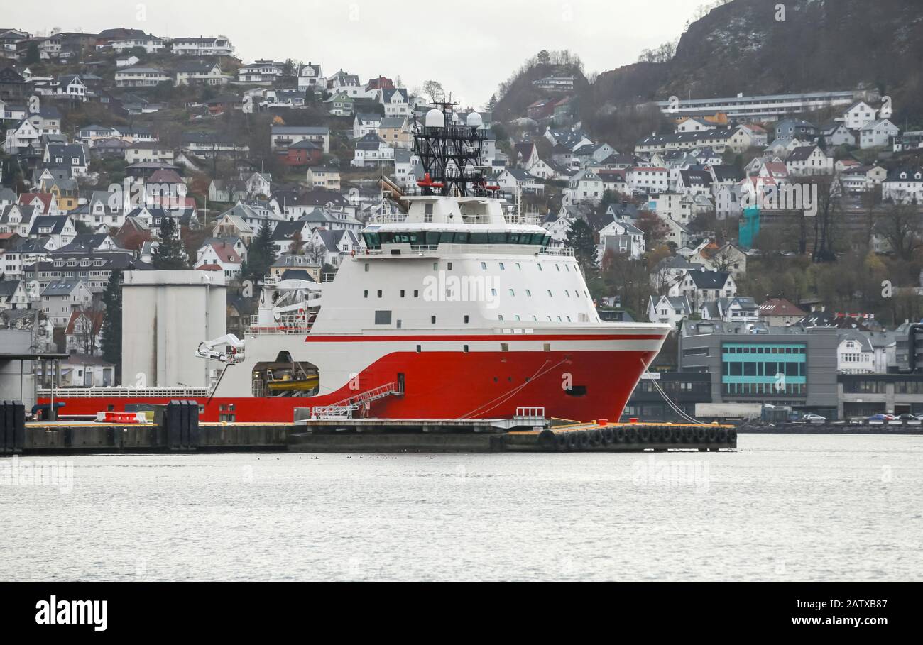 Red White Offshore Supply Ship è ormeggiata nel porto di Bergen, Norvegia Foto Stock