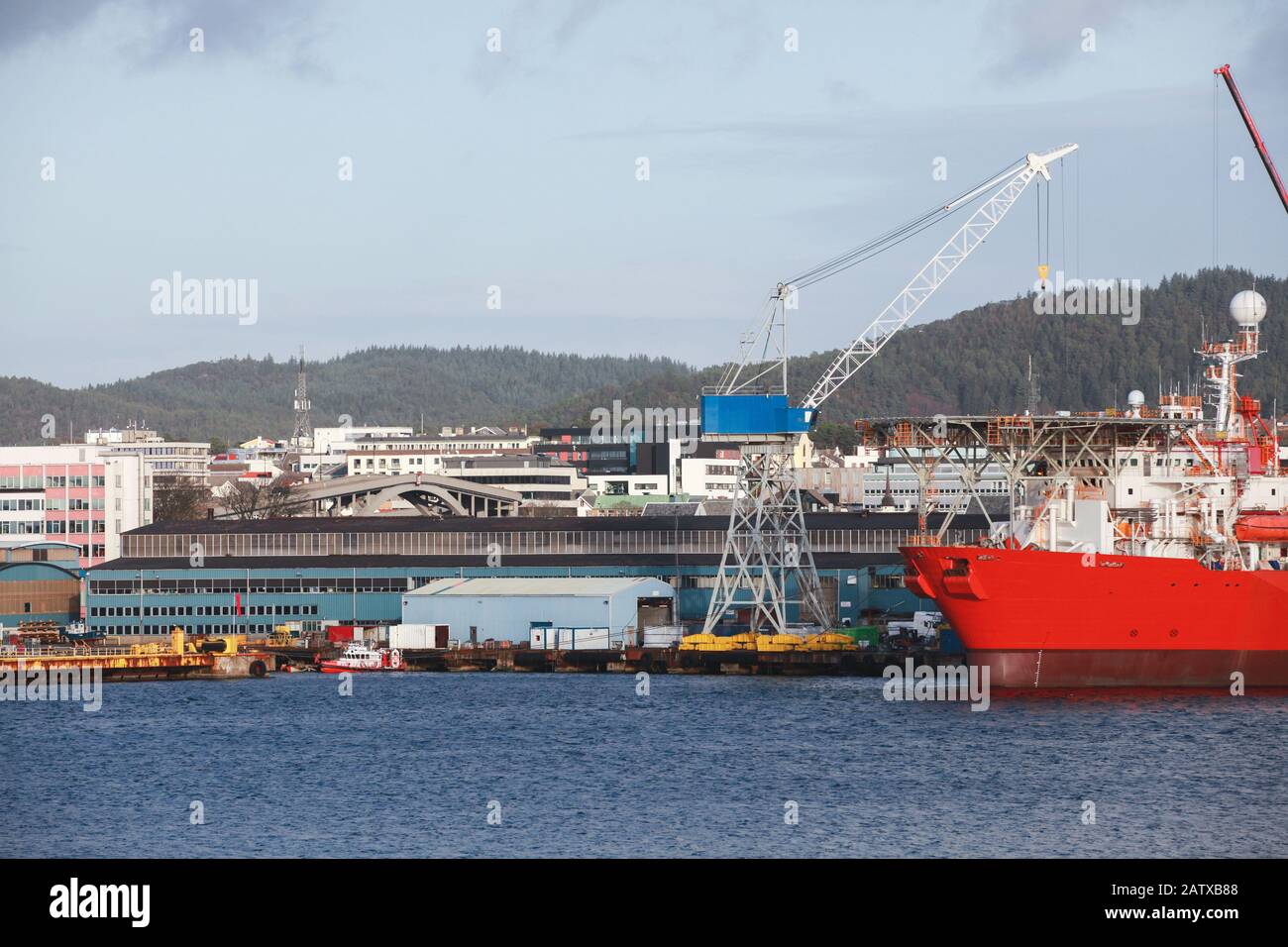 Paesaggio industriale norvegese con navi ormeggiate nel porto di giorno, Bergen, Norvegia Foto Stock