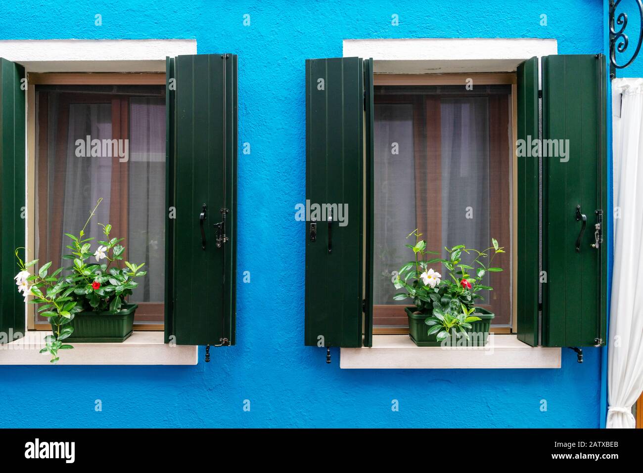 finestra in legno vintage su sfondo blu cemento Foto Stock