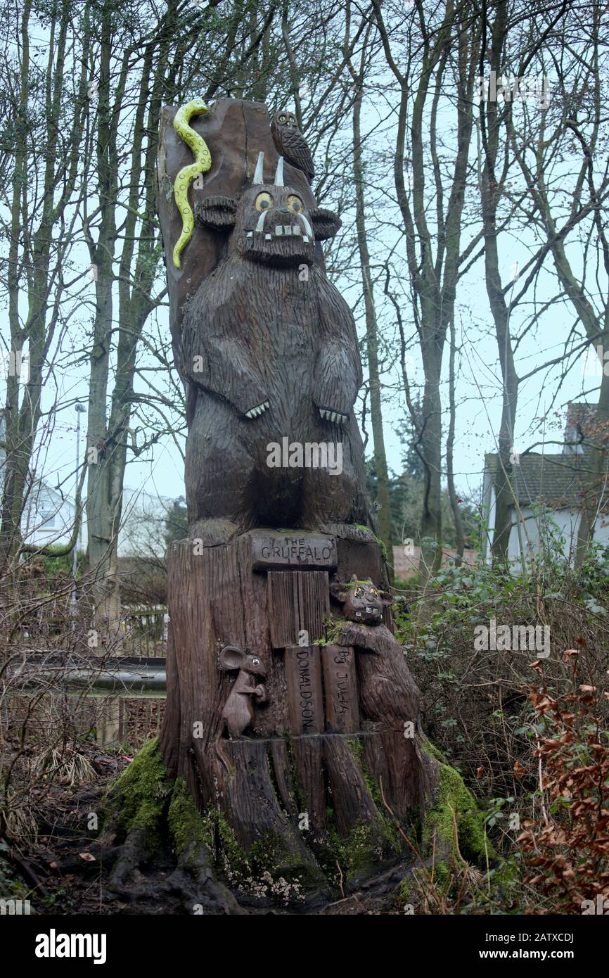 Glasgow, Scotland, UK, 5th February, 2020: UK Weather: Prime gocce di neve in legno di Kilmartinny casa del Gruffalo visitato e vissuto vicino dall'autore e commemorato da un sentiero che comprende sculture del classico per bambini. Copywrite Gerard Ferry/ Alamy Live News Foto Stock