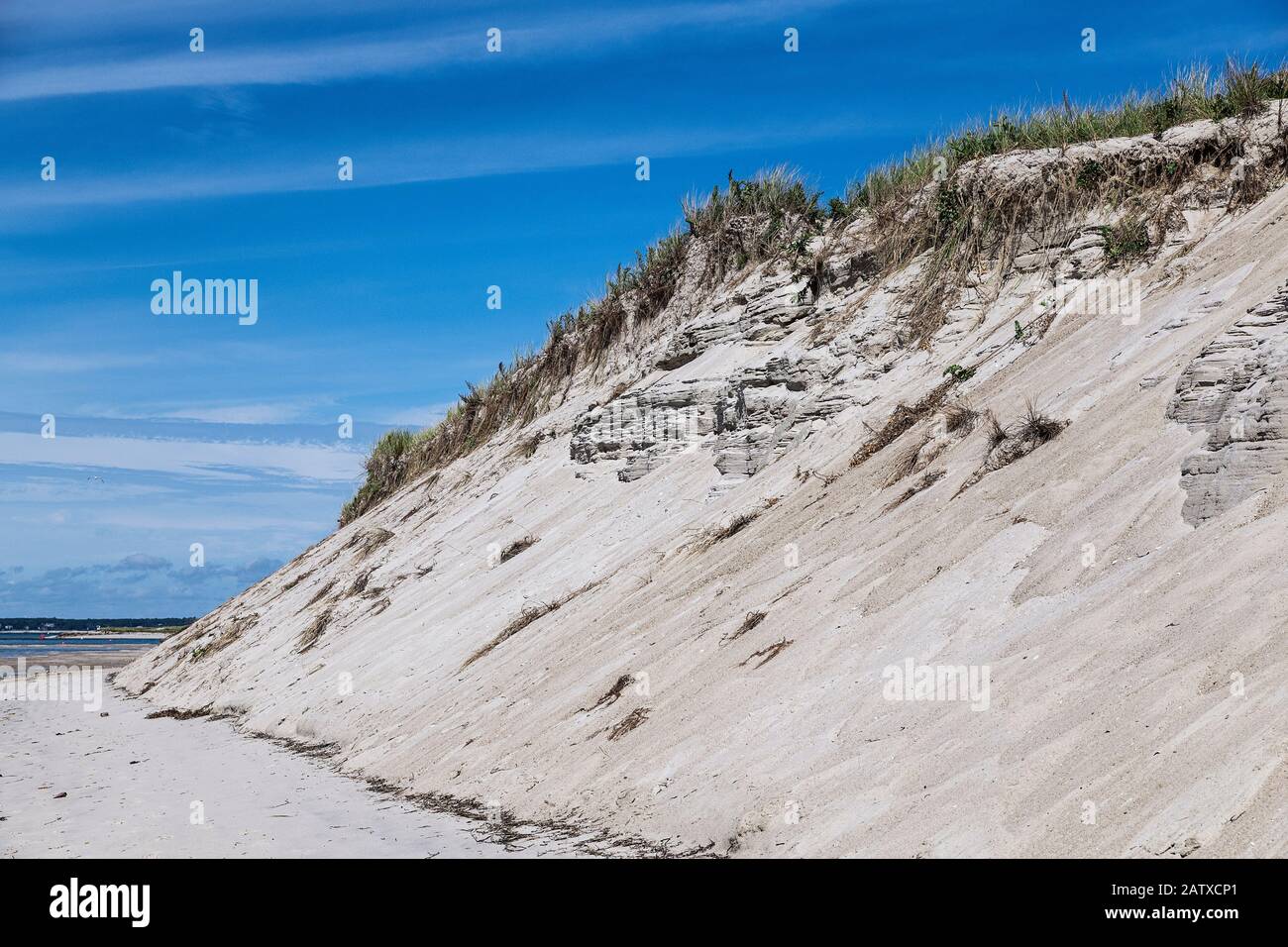 Dune erosione dovuta alla navigazione costiera dei danni causati dalle tempeste, Chatham, Cape Cod, Massachusetts, STATI UNITI D'AMERICA. Foto Stock