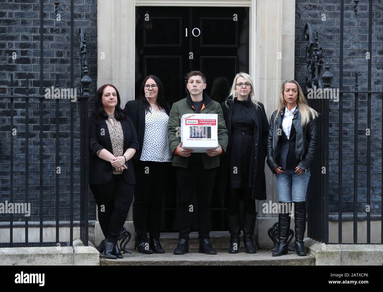 (Da sinistra a destra) Lauren Abernethy, Joanne Griffiths, Anthony Clarry, Karen Gray e Dee Morris consegnano una petizione a 10 Downing Street, Londra, chiedendo l'accesso alla cannabis medica sul NHS. Foto Stock