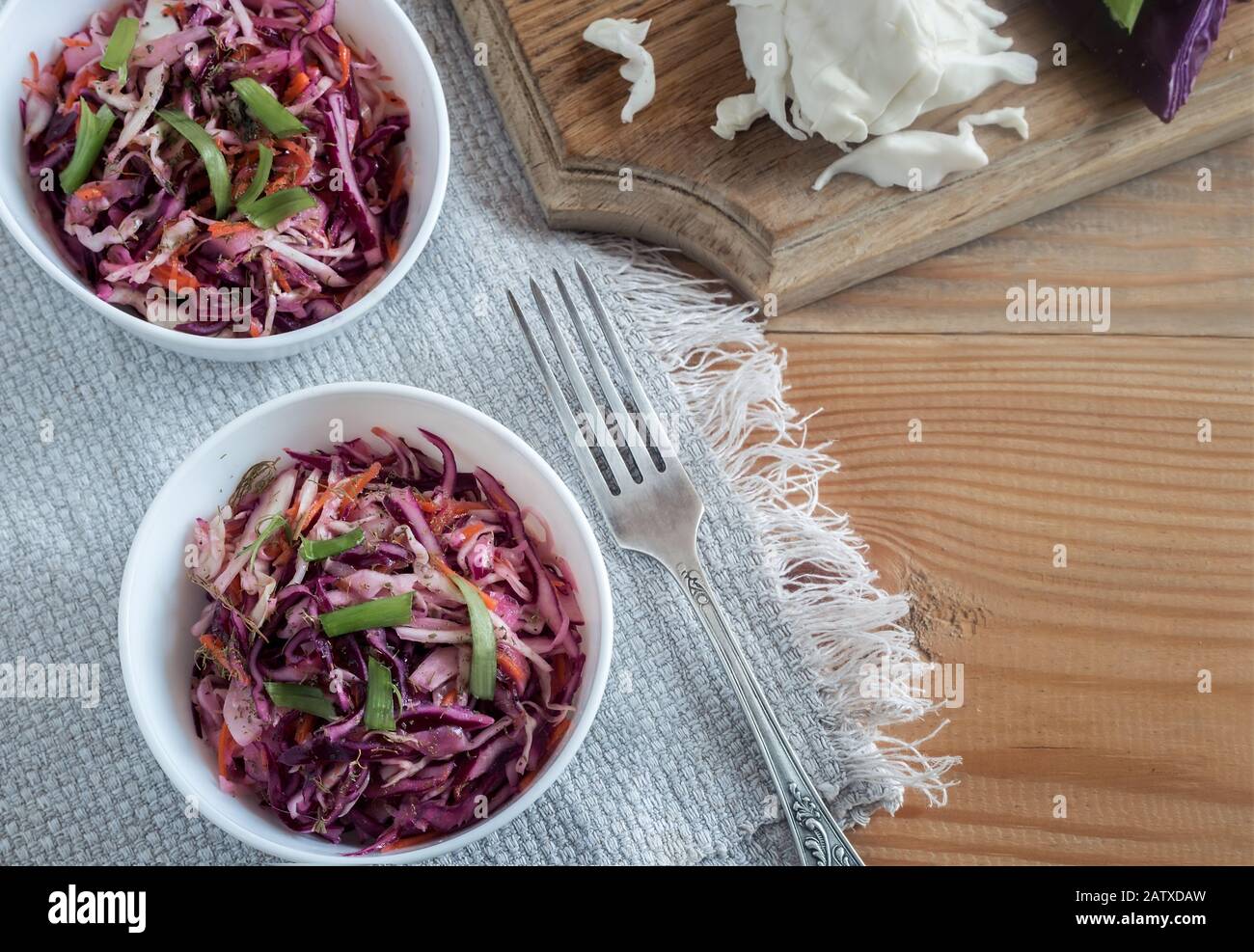 Insalata di cavolo con cavolo fresco e cipolle verdi. Foto Stock