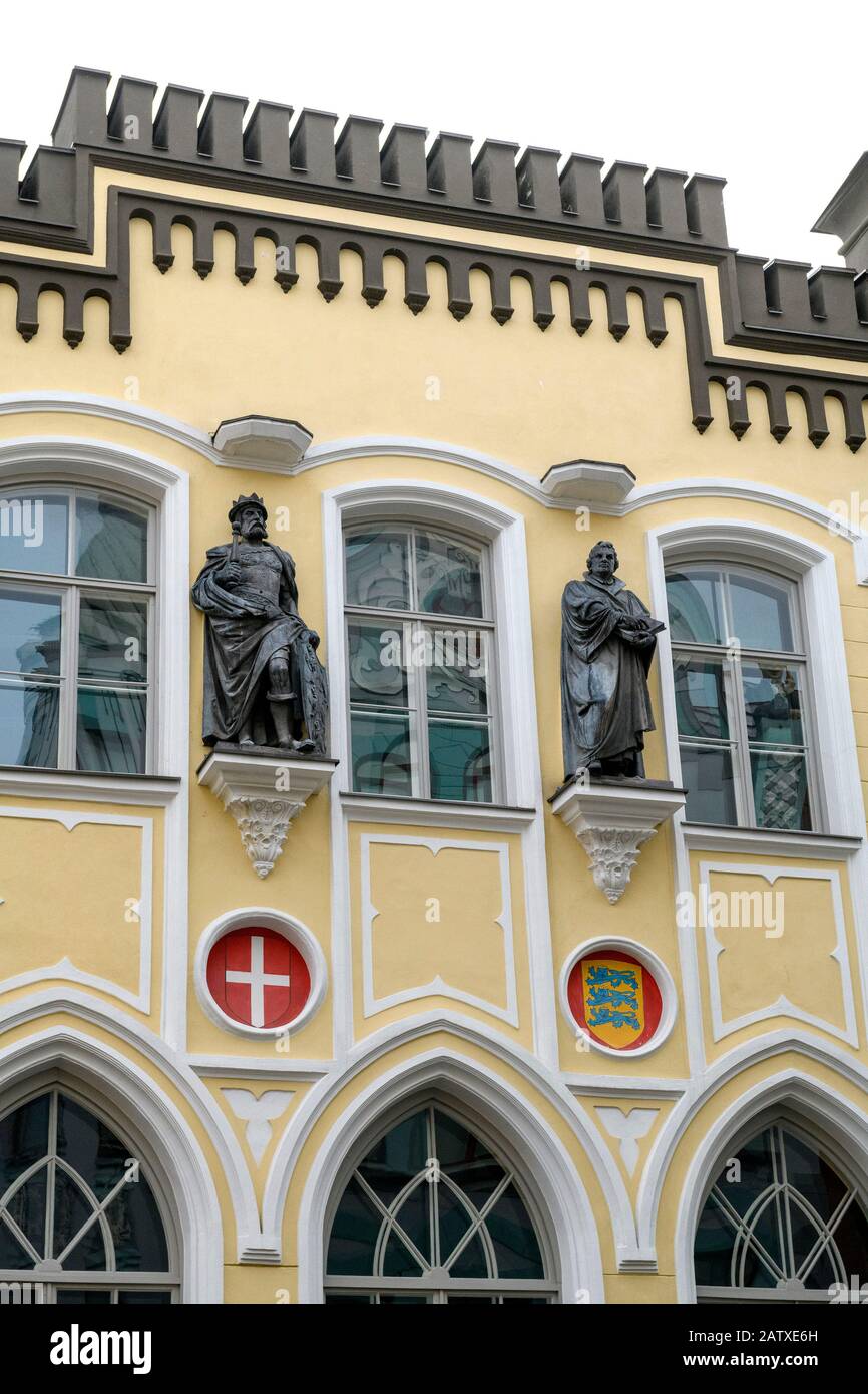 Statue di San Canuto e Martin Lutero sulla facciata della Sala delle Gilde di Kanuti (Sala delle Gilde di San Canuto), Pikk 20, Vanalinn, Tallinn, Estonia Foto Stock