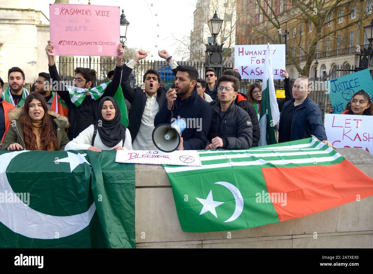 Londra, Regno Unito. 5 Feb 2020. I sostenitori del Kashmiri protestano a Whitehall di fronte a Downing Street contro il trattamento del Kashmir da parte del primo ministro indiano Narendra modi Foto Stock