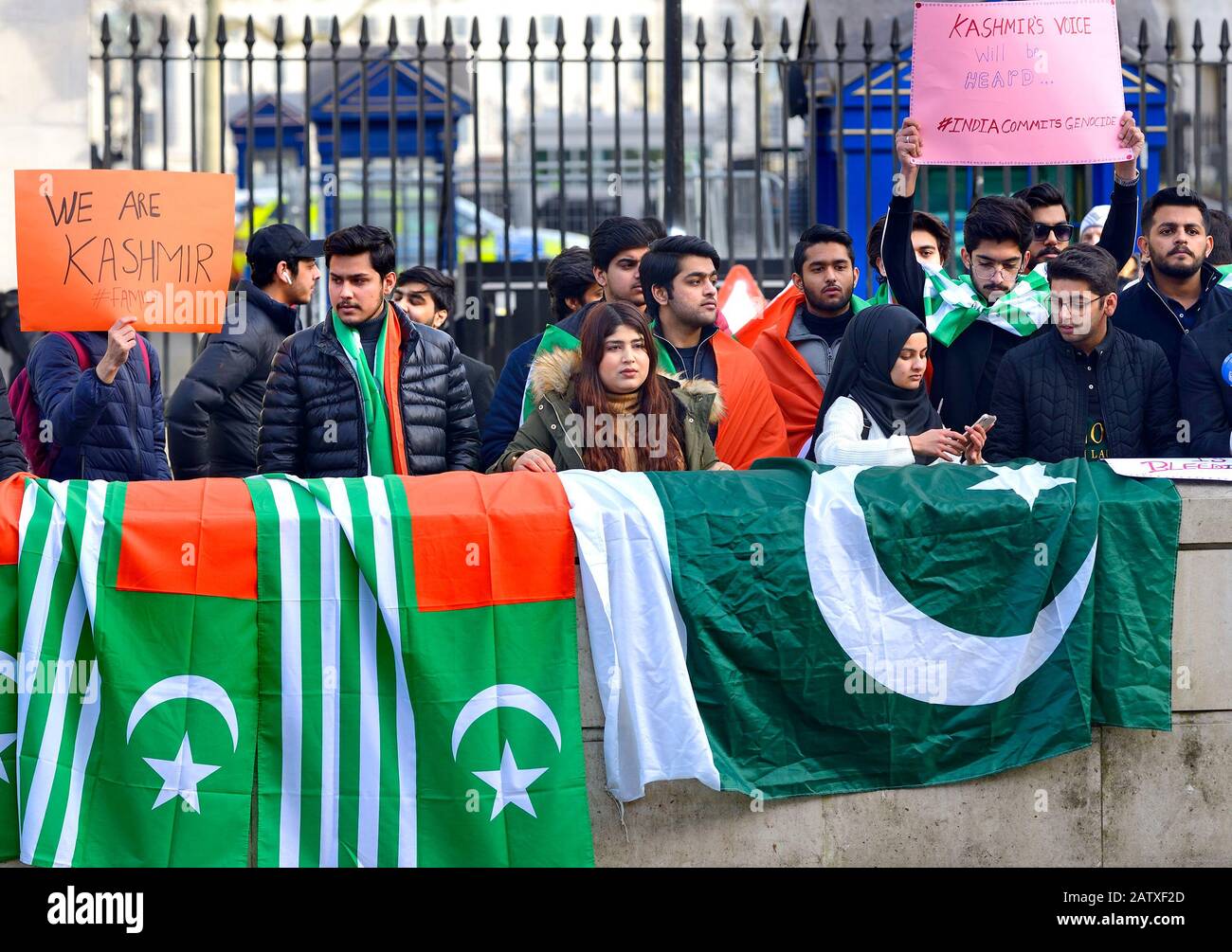 Londra, Regno Unito. 5 Feb 2020. I sostenitori del Kashmiri protestano a Whitehall di fronte a Downing Street contro il trattamento del Kashmir da parte del primo ministro indiano Narendra modi Foto Stock