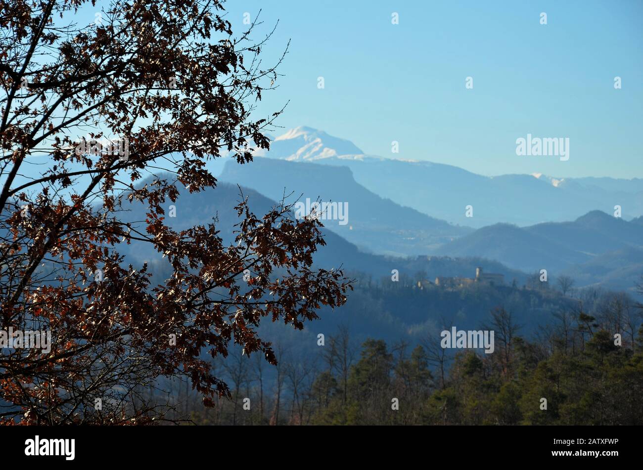 Montagne all'orizzonte coperte dall'ultima neve prima dell'arrivo della primavera Foto Stock