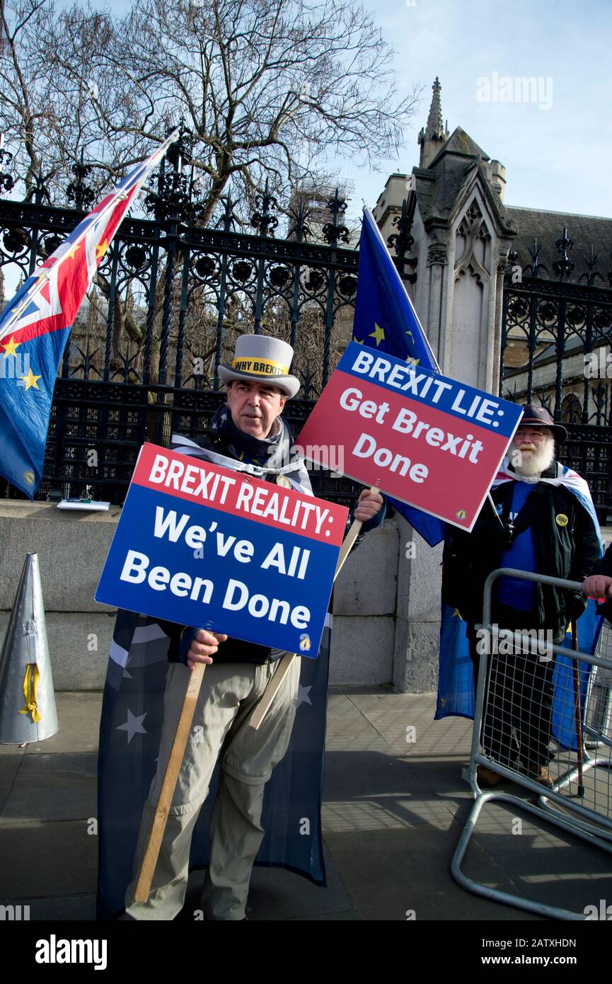 Mercoledì protesta di Remainers (tra cui Steve Bray in cappello grigio) contro la Brexit al di fuori della Camera dei Comuni, cinque giorni dopo che la Gran Bretagna ha lasciato L'Ue Foto Stock