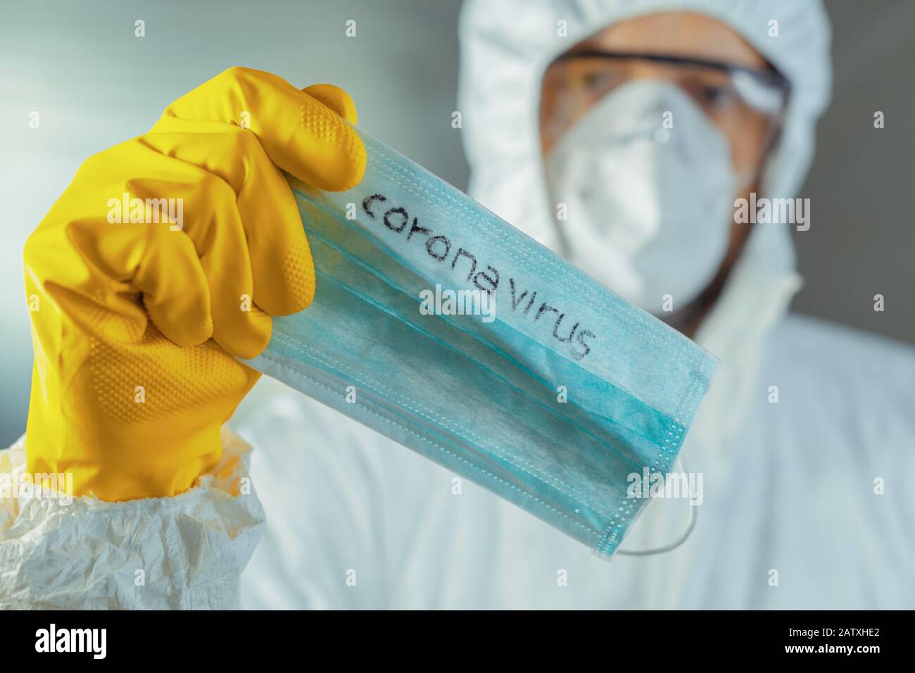 Epidemiologo che tiene la maschera respiratoria Coronavirus, primo piano Foto Stock