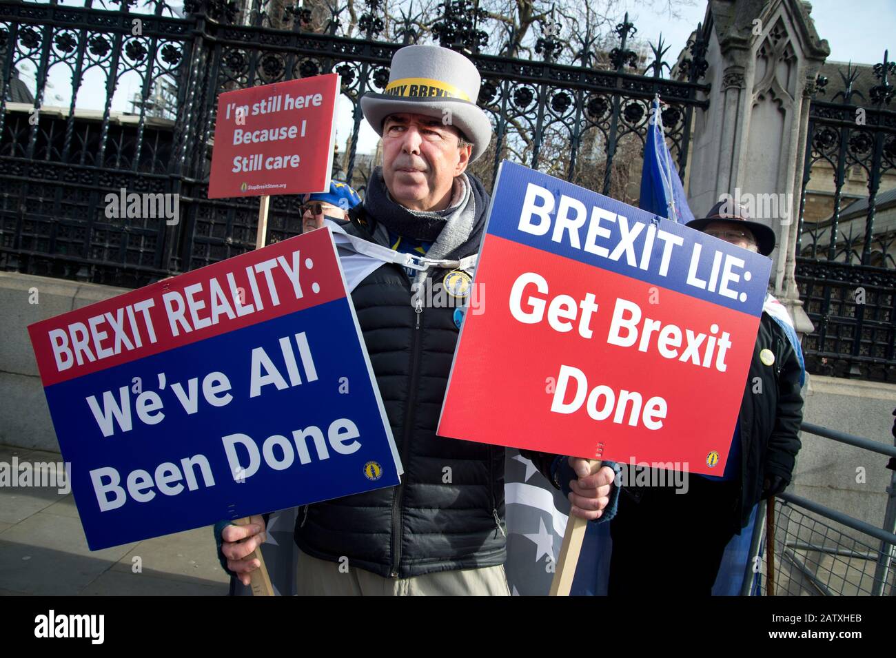 Mercoledì protesta di Remainers (tra cui Steve Bray in cappello grigio) contro la Brexit al di fuori della Camera dei Comuni, cinque giorni dopo che la Gran Bretagna ha lasciato L'Ue Foto Stock