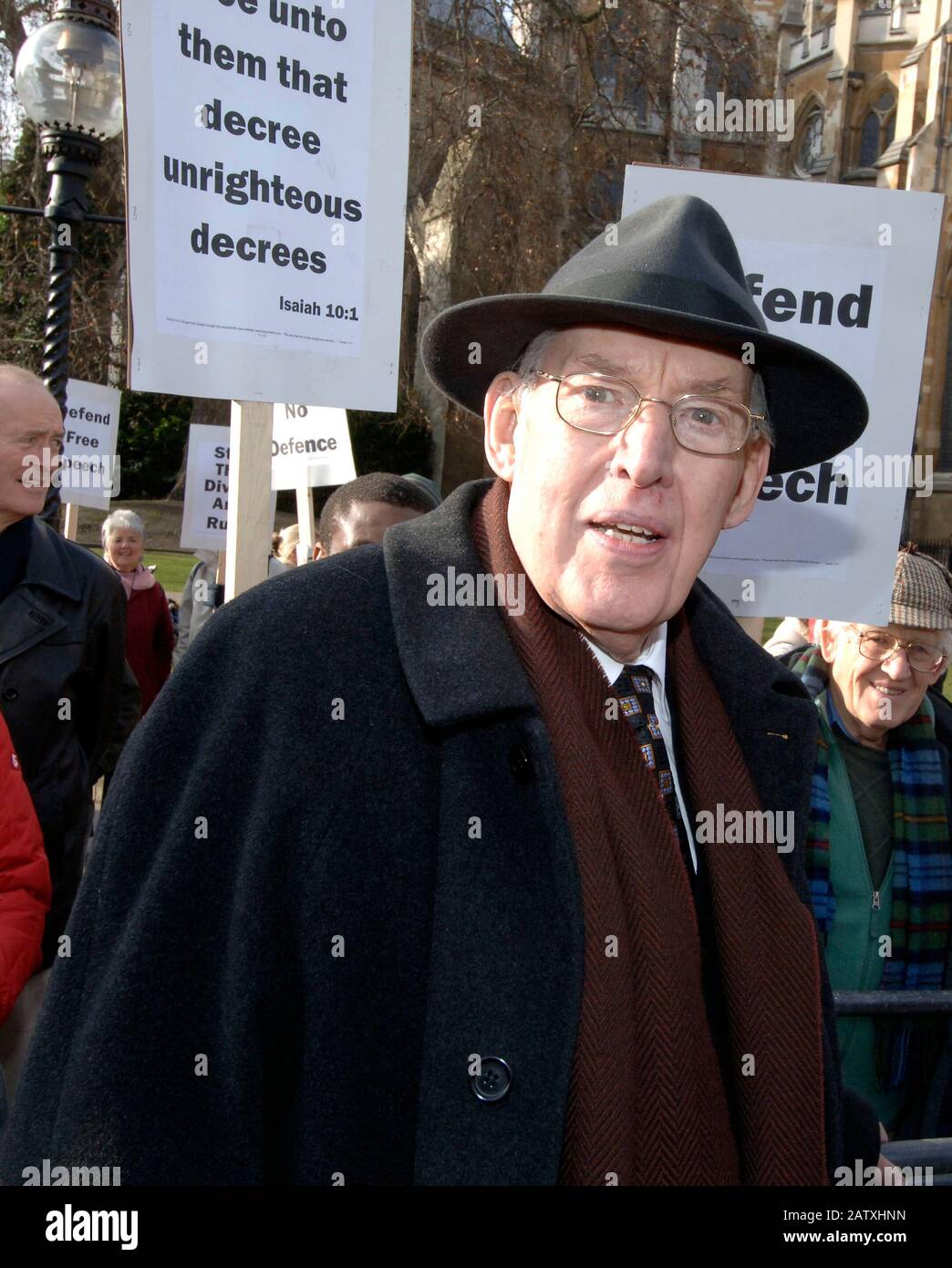Rev Ian Paisley partecipa a una demo gratuita di discorso fuori dalla Camera dei comuni di Londra nel 2006. Foto Stock
