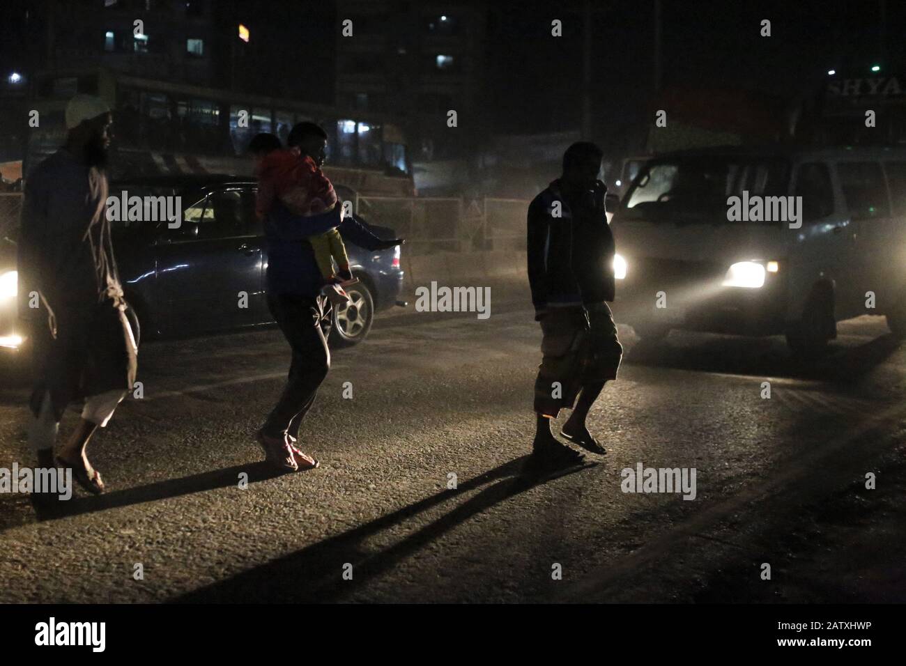 Dhaka, Bangladesh. 5th Feb, 2020. I pedoni corrono il rischio di attraversare una strada autostradale vicino all'area di Amin Bazar. Credit: Md Mehedi Hasan/Zuma Wire/Alamy Live News Foto Stock