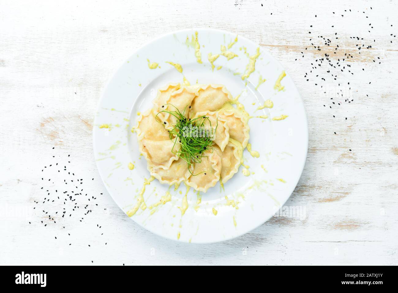 Gnocchi di patate con panna acida. Cucina Ucraina. Vista dall'alto, spazio libero per il testo. Stile rustico. Foto Stock