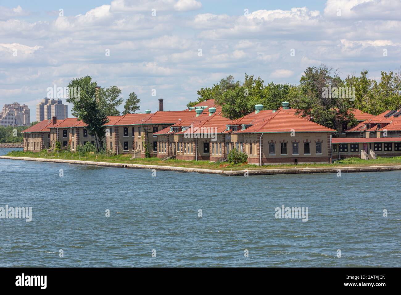 Vecchi Edifici Su Ellis Island, New York Harbor, New York City Foto Stock