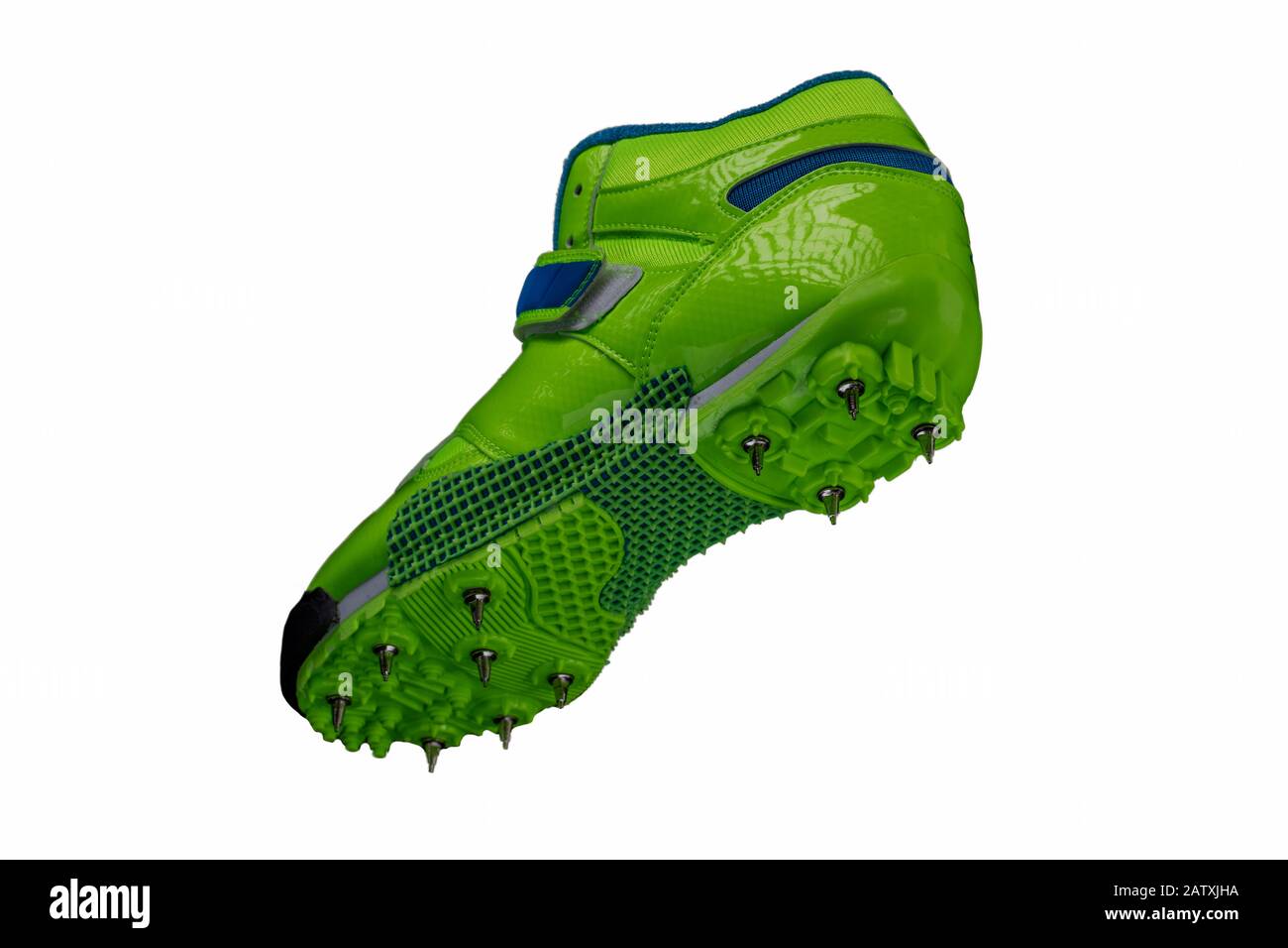 Sneaker verde lucida con punte su sfondo bianco. Scarpe sportive. Foto Stock