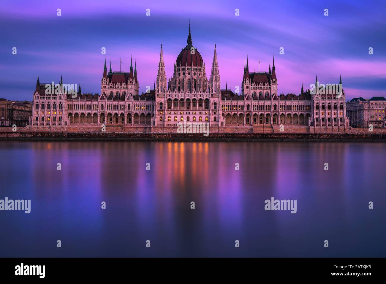 Palazzo del Parlamento ungherese a Budapest al tramonto con il Danubio Foto Stock