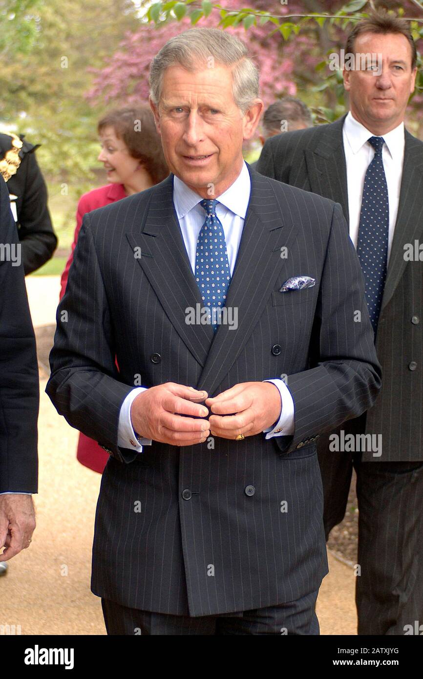 Il Principe di Galles all'apertura di un progetto di 6,6 milioni di sterline per il restauro della Casa olandese al Kew Palace di Kew Gardens, Londra occidentale nel 2006. Foto Stock