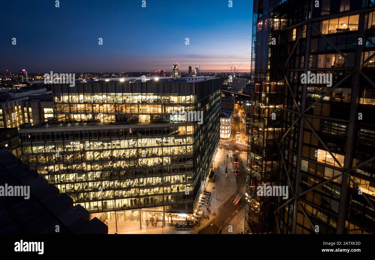 Business Londra Di Notte. Vista del tramonto e del tramonto su Londra dominata da moderni e illuminati blocchi da ufficio. Foto Stock