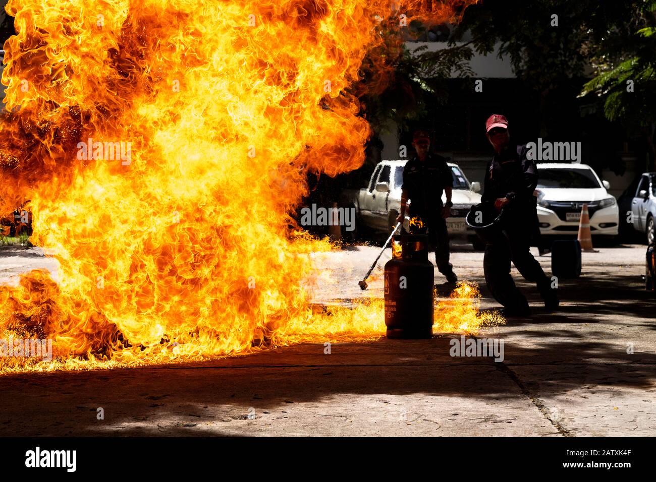 Chiang mai, Thailandia - 19 agosto 2018: Il pompiere dimostra l'esplosione delle bombole di gas domestiche. Foto Stock