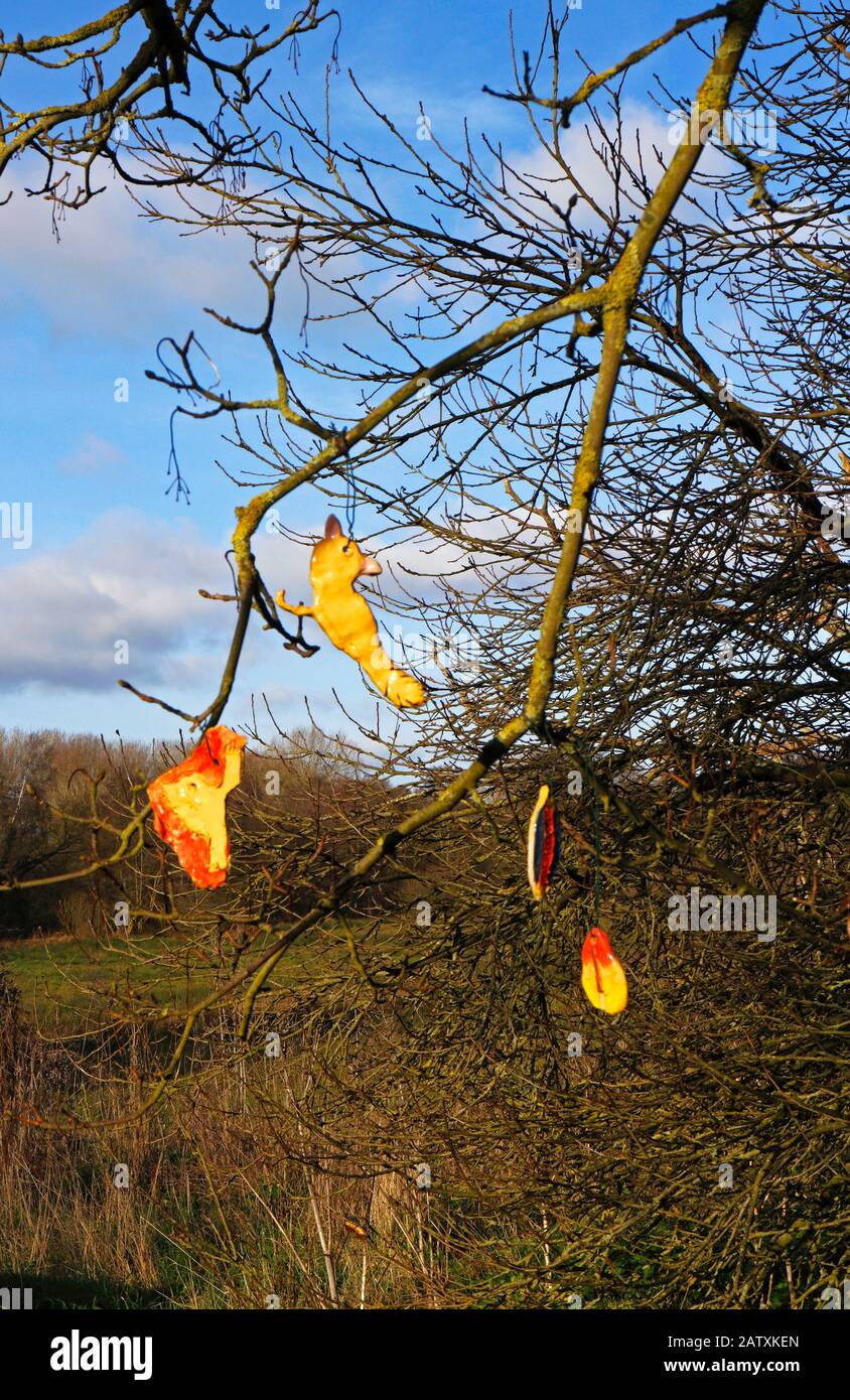 Un albero adornato con piccole opere d'arte ingenue dal Weavers Way a lunga distanza sentiero Di Levigatura, Norfolk, Inghilterra, Regno Unito, Europa. Foto Stock