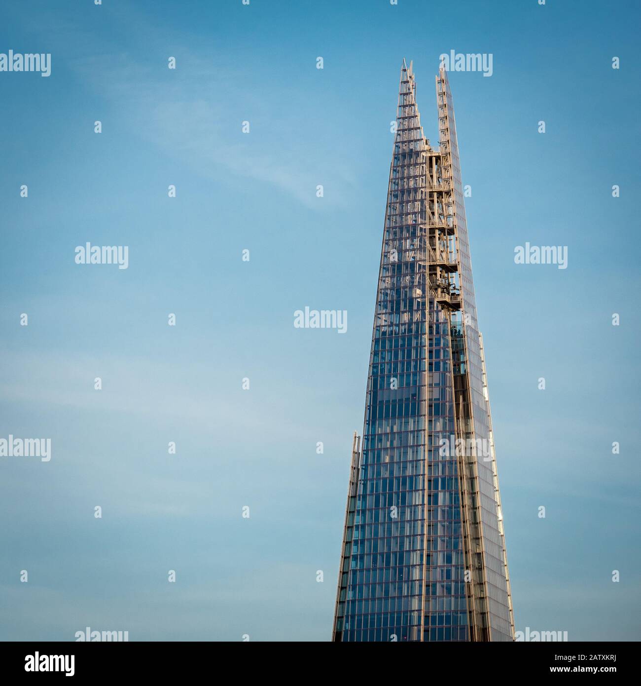 The Shard, Londra. Teleobiettivo dei piani superiori e piattaforma panoramica dell'iconico edificio London Shard. Foto Stock