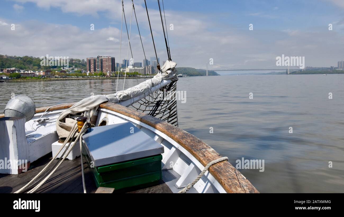 Un'insenatura storica si affaccia sul fiume Hudson con il George Washington Bridge in vista. Foto Stock