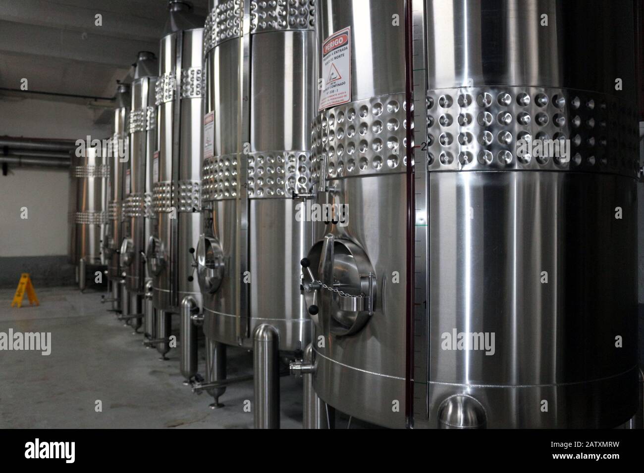 Per diverse fasi di produzione del vino, l'acciaio inossidabile è fantastico, neutro, protettivo, sicuro, ma impedisce la maturazione che deve essere fatta Foto Stock