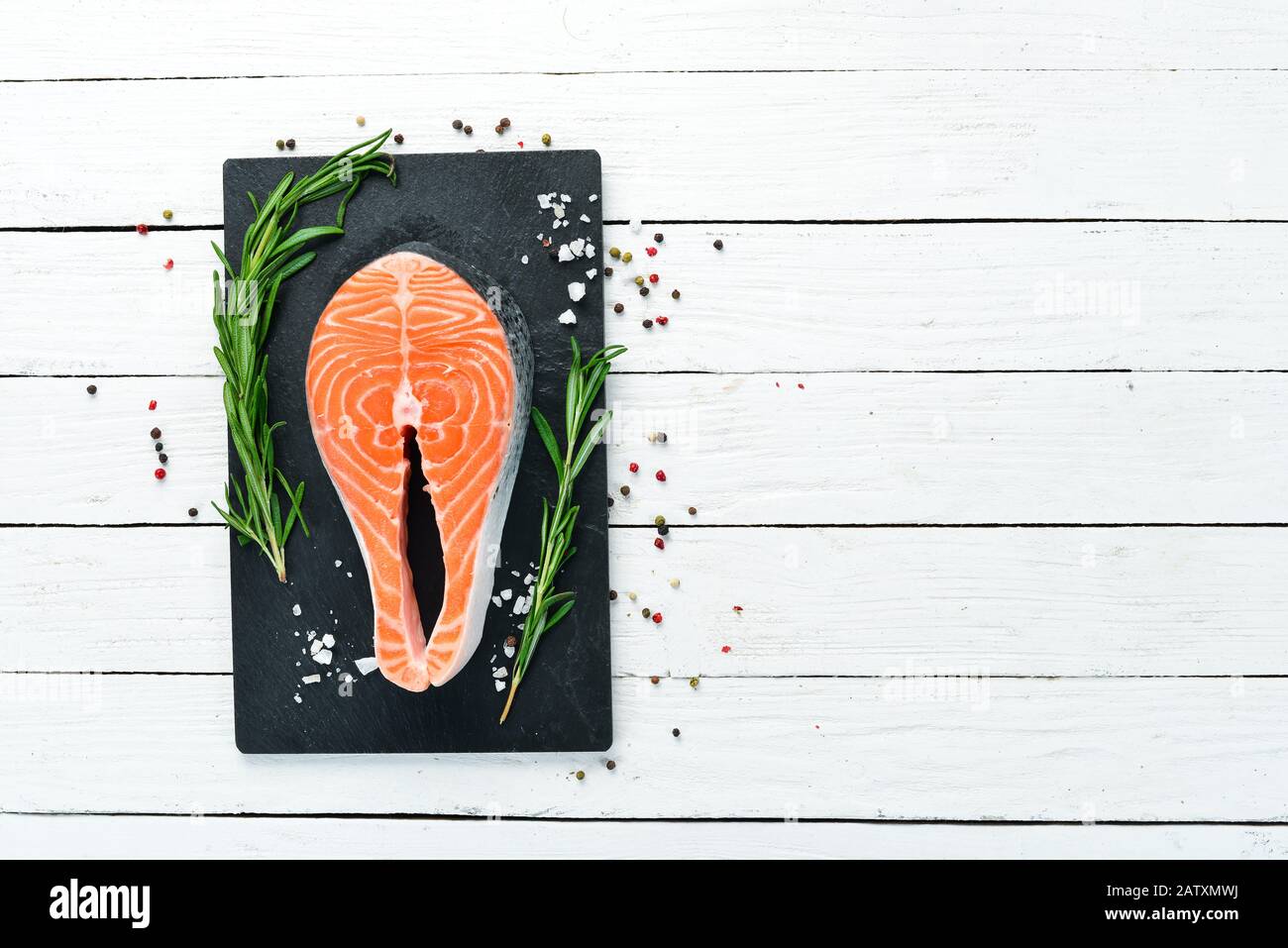 Bistecca di salmone fresco con Ingredienti su sfondo bianco legno. Vista dall'alto. Spazio libero per il testo. Foto Stock