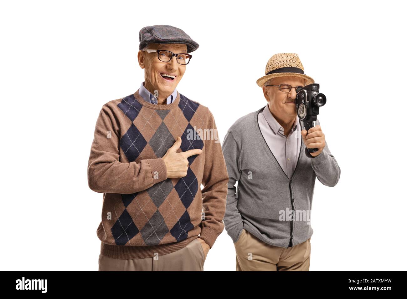 Uomo anziano ridendo e indicando un altro uomo anziano con la fotocamera 8mm isolata su sfondo bianco Foto Stock