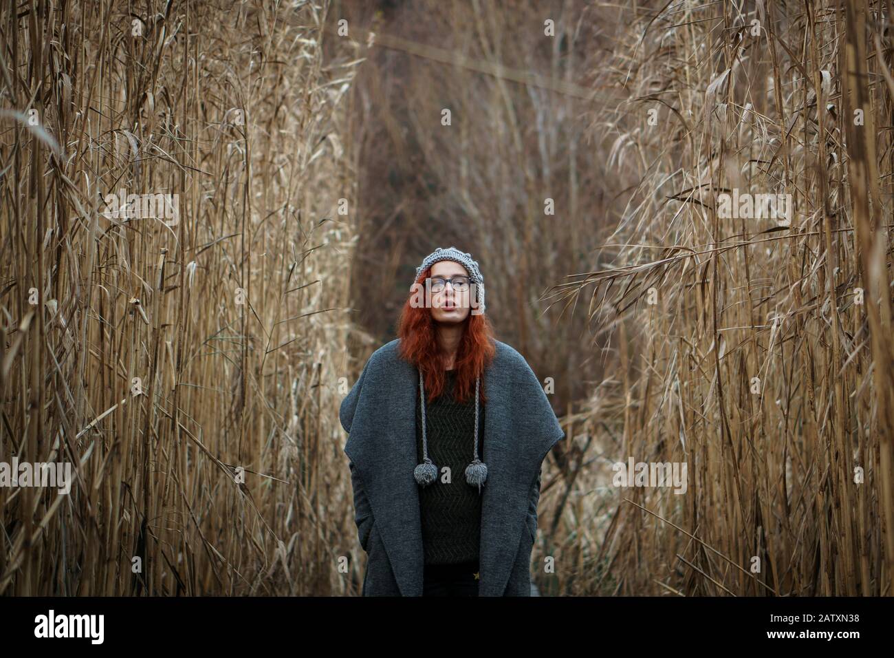 Ragazza nella foresta della canna Foto Stock