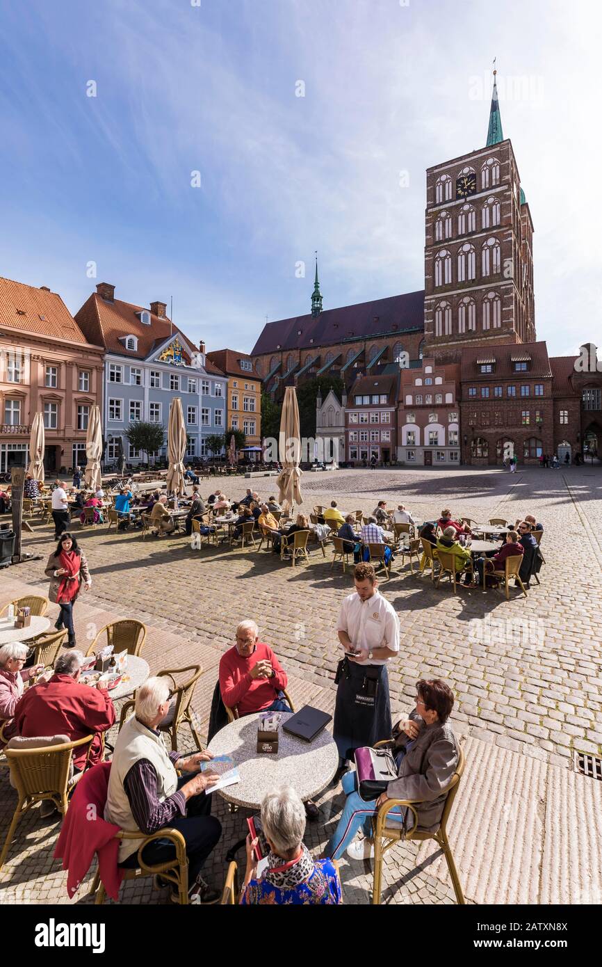 Ristorante Goldener Loewe Di Fronte A Nikolaikirche, St. Nikolai, Alter Markt, Città Vecchia, Stralsund, Mar Baltico Costa, Meclemburgo-Pomerania Occidentale Foto Stock