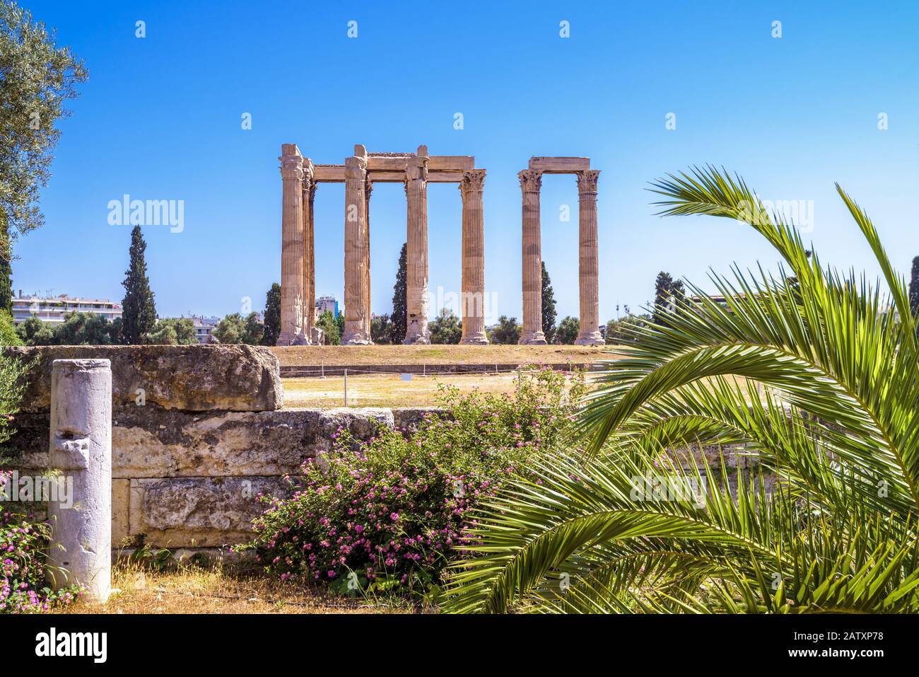 Tempio Di Zeus Olimpio, Atene, Grecia. E' uno dei principali punti di riferimento di Atene. Famose rovine greche nel centro di Atene in estate. Scenic v Foto Stock
