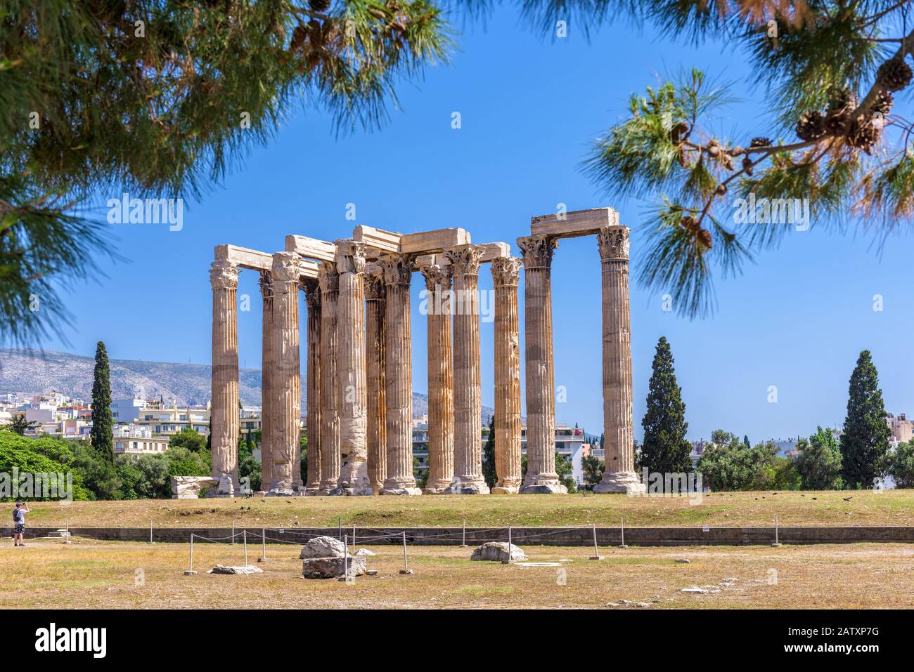 Tempio Di Zeus Olimpio, Atene, Grecia. E' uno dei principali punti di riferimento di Atene. Panorama delle famose rovine dell'antica Grecia nel centro di Atene. Panoramica Foto Stock