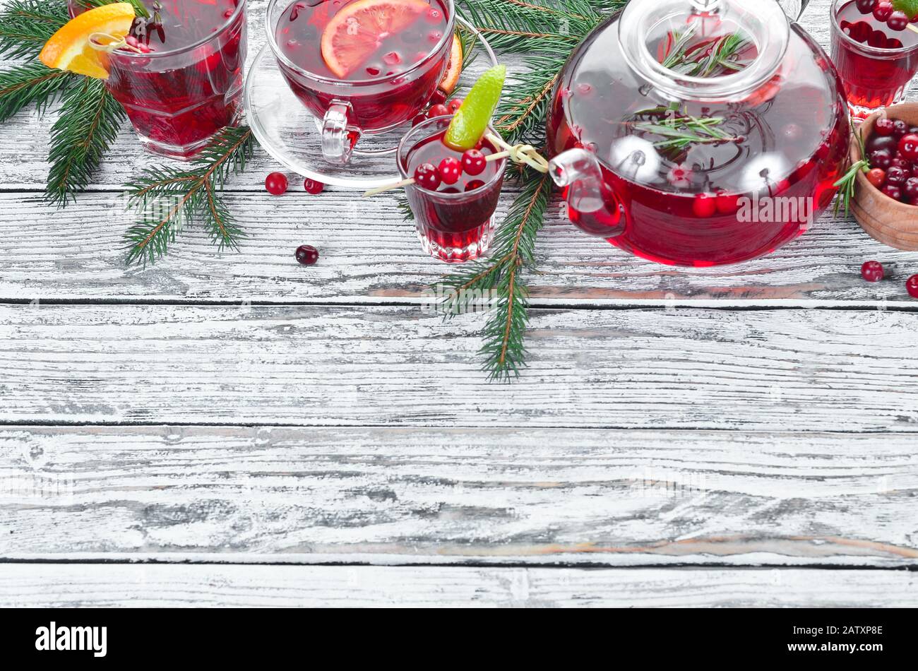 Succo di mirtillo rosso e bevande. Mirtilli, limette, rosmarino. Su sfondo bianco. Vista dall'alto. Spazio libero per il testo. Foto Stock