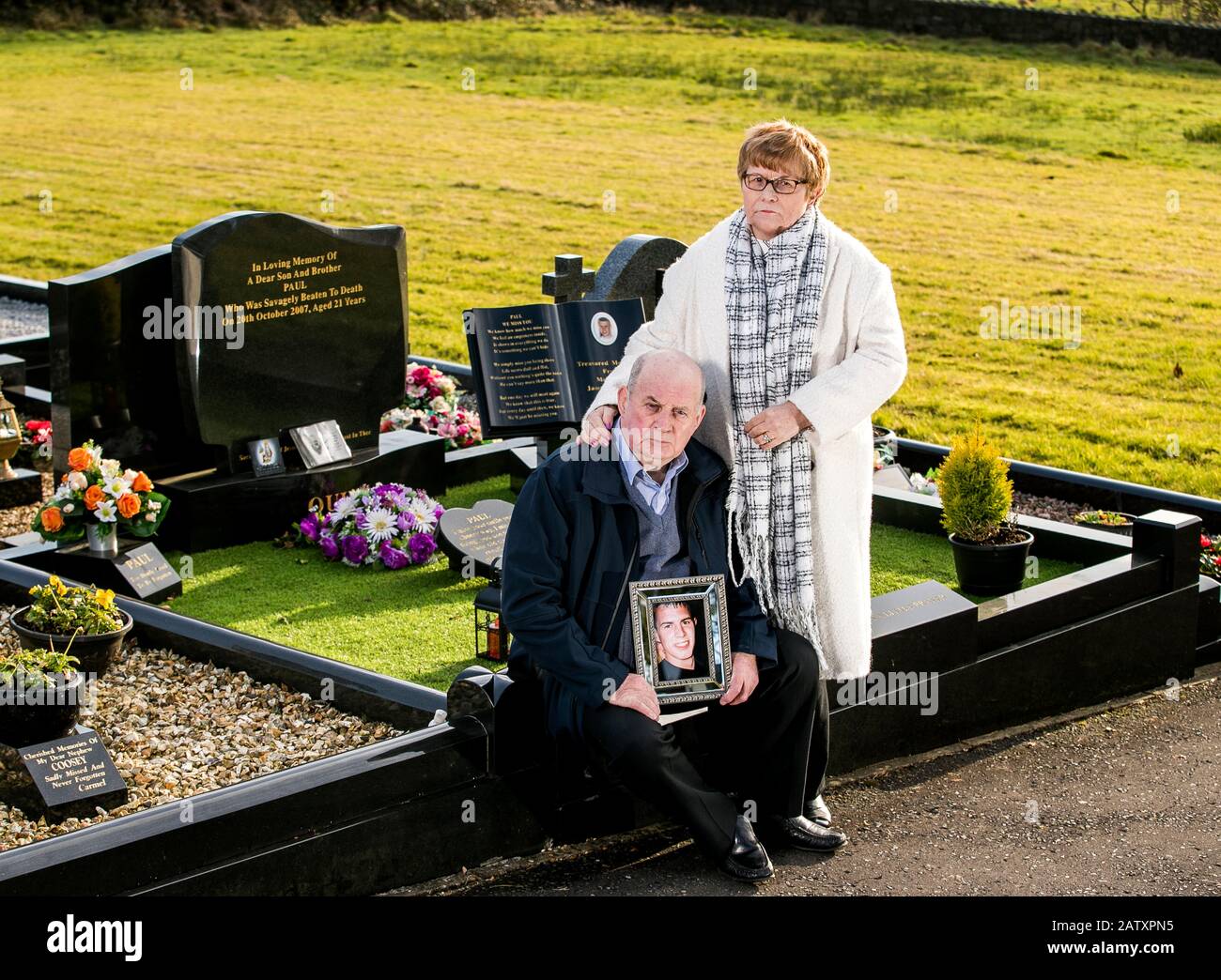 Stephen e Breege Quinn al graveside del loro figlio assassinato Paul Quinn alla chiesa di San Patrizio Cullyhanna Co. Armagh. Data Immagine: Mercoledì 05 Febbraio 2020. Il ministro del Sinn Fein Conor Murphy si è scusato per aver reclamato la vittima dell'omicidio dell'IRA Paul Quinn era un criminale. Vedi la storia di PA Elezioni IRLANDESI. Photo credit dovrebbe leggere: Liam McBurney / PA Filo Foto Stock