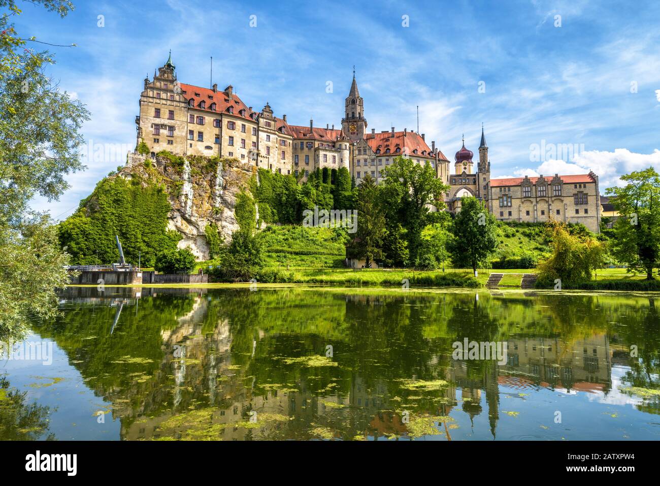 Castello di Sigmaringen che sorge sopra il Danubio, Germania. Questo bellissimo castello è un punto di riferimento di Baden-Wurttemberg. Panorama del castello svevo su una scogliera Foto Stock