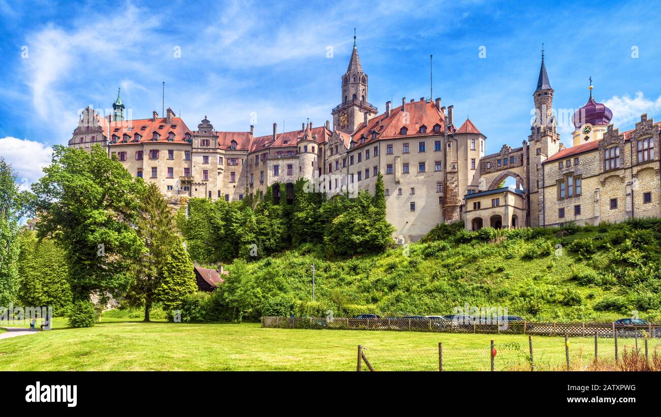 Sigmaringen Castello in estate, Germania. Questo famoso castello gotico è un punto di riferimento di Baden-Wurttemberg. Panorama del vecchio castello tedesco su una collina. Scenic v Foto Stock