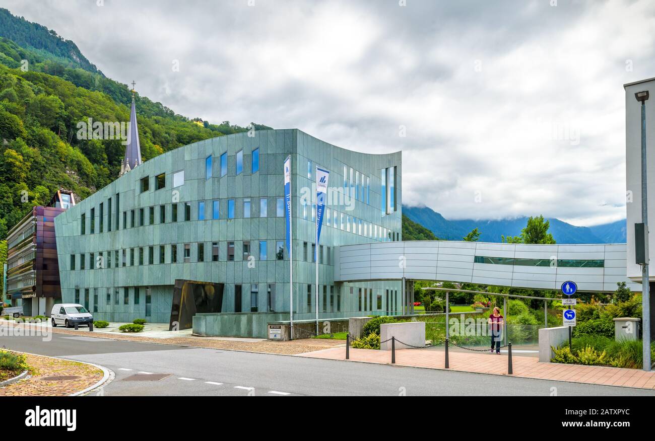 Vaduz, Liechtenstein – 29 luglio 2019: Strada moderna a Vaduz. Architettura contemporanea del Liechtenstein e della Svizzera sullo sfondo alpino. Eur Foto Stock