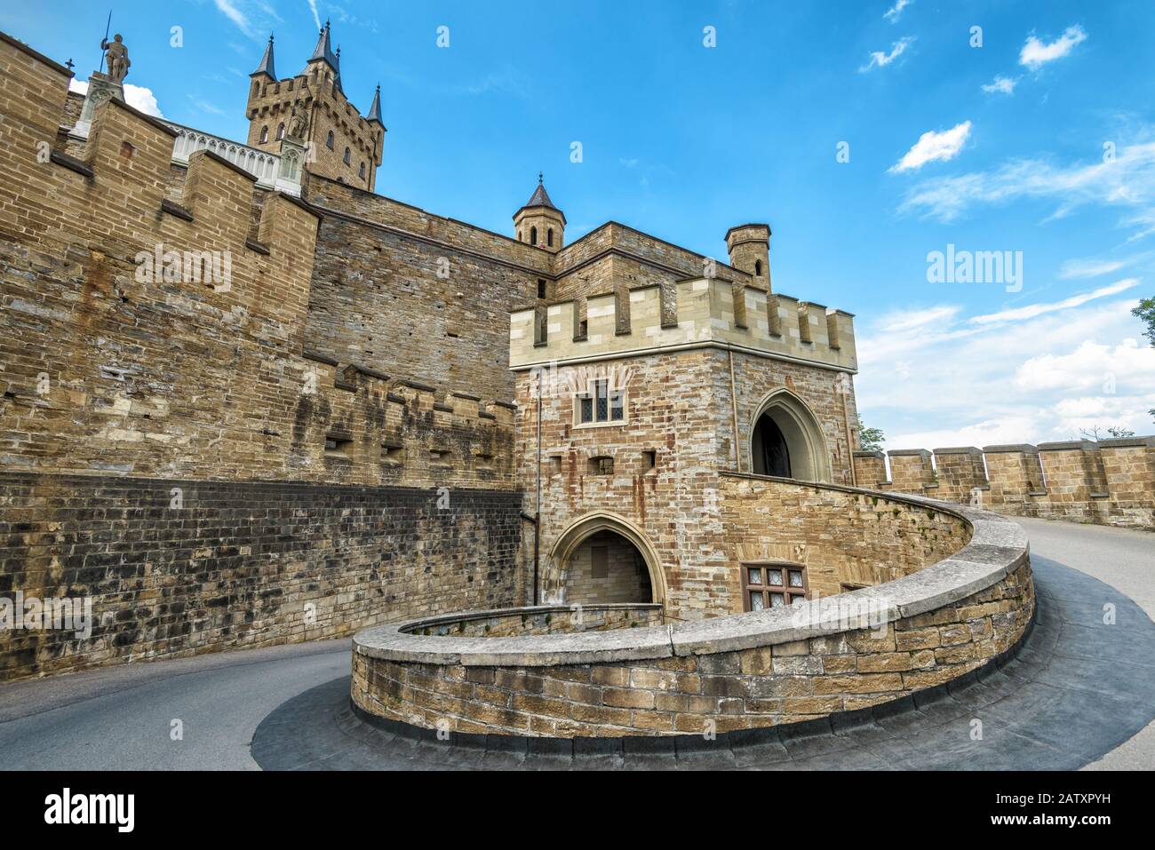 Castello Hohenzollern primo piano, Germania. Questo castello è un punto di riferimento nelle vicinanze di Stoccarda. Ingresso a spirale al maestoso Burg Hohenzollern. Famoso gotico c Foto Stock