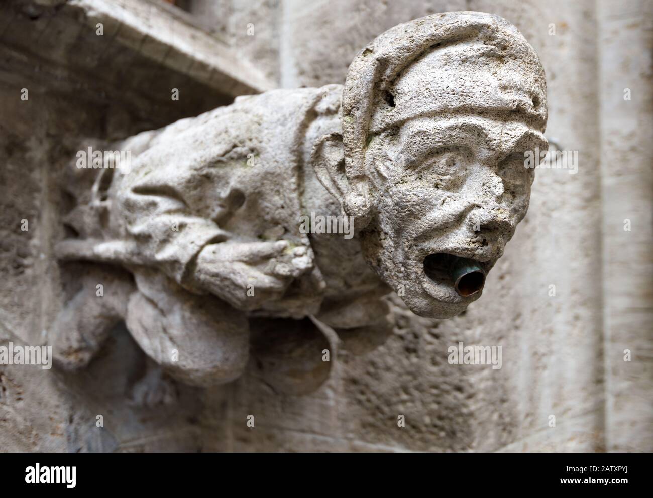 Gargoyle sulla Rathaus o il municipio sulla Marienplatz a Monaco di Baviera, Germania. Questo edificio e' un famoso punto di riferimento di Monaco. Gorgoyle gotico come mediev Foto Stock